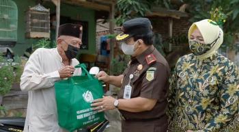 Kejati Dan Kejari Lampung Berikan Bantuan Kepada Masyarakat Terdampak Pandemi Covid-19